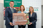 Bildungslandesrat Stefan Hermann, Agrarlandesrätin Simone Schmiedtbauer und PH-Steiermark-Rektorin Beatrix Karl (v.l.) setzen einen neuen Schwerpunkt zur Lebensmittelkompetenz. © Land Steiermark/Robert Binder; Verwendung bei Quellenangabe honorarfrei Bildungslandesrat Stefan Hermann, Agrarlandesrätin Simone Schmiedtbauer und PH-Steiermark-Rektorin Beatrix Karl (v.l.) setzen einen neuen Schwerpunkt zur Lebensmittelkompetenz. © Land Steiermark/Robert Binder; Verwendung bei Quellenangabe honorarfrei