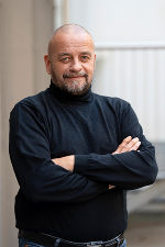 Das ist ein Portrait von Martin Janderka