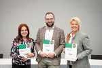Umweltanwalt Maximilian Lughofer flankiert von Eva Baumgartner (l.) und Klaudia Sonnleitner, die maßgeblich an der Produktion des "Leitfadens Fahrerlager" beteiligt waren. © Land Steiermark/ Resch Umweltanwalt Maximilian Lughofer flankiert von Eva Baumgartner (l.) und Klaudia Sonnleitner, die maßgeblich an der Produktion des "Leitfadens Fahrerlager" beteiligt waren. © Land Steiermark/ Resch