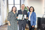 Landesrätin Claudia Holzer und Abgeordnete Sandra Holasek zeichneten den früheren Krankenhausmanager Gebhard Falzberger mit dem Großen Ehrenzeichen des Landes Steiermark aus. © Land Steiermark/Foto Fischer; Verwendung bei Quellenangabe honorarfrei