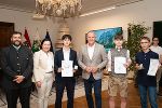 Landeshauptmann Mario Kunasek mit den Siegern des Quiz "Politische Bildung" gemeinsam mit Bildungsdirektorin Elisabeth Meixner und dem Landeskoordinator Valentin Mühlleitner. © Foto: Land Steiermark/Andreas Resch; bei Quellenangabe honorarfrei Landeshauptmann Mario Kunasek mit den Siegern des Quiz "Politische Bildung" gemeinsam mit Bildungsdirektorin Elisabeth Meixner und dem Landeskoordinator Valentin Mühlleitner. © Foto: Land Steiermark/Andreas Resch; bei Quellenangabe honorarfrei