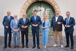 Landesrat Hannes Amesbauer begrüßte als Gastgeber der Landesflüchtlings-
referentenkonferenz in Graz seine Ressortkollegen aus anderen Bundesländern. Diskutiert wurden aktuelle Fragen des Asyl- und Flüchtlingswesens. LR Christian Dörfel (Oberösterreich); LR Wolfgang Fürweger (Salzburg), LR Martin Antauer (Niederösterreich), der Vorsitzende Landesrat Hannes Amesbauer (Steiermark), LR Daniela Winkler (Burgenland), Stadtrat Peter Hacker (Wien), und LH-Stv. Philip Wohlgemuth (Tirol) © Foto: Land Steiermark/Andreas Resch; bei Quellenangabe honorarfrei Landesrat Hannes Amesbauer begrüßte als Gastgeber der Landesflüchtlings-
referentenkonferenz in Graz seine Ressortkollegen aus anderen Bundesländern. Diskutiert wurden aktuelle Fragen des Asyl- und Flüchtlingswesens. LR Christian Dörfel (Oberösterreich); LR Wolfgang Fürweger (Salzburg), LR Martin Antauer (Niederösterreich), der Vorsitzende Landesrat Hannes Amesbauer (Steiermark), LR Daniela Winkler (Burgenland), Stadtrat Peter Hacker (Wien), und LH-Stv. Philip Wohlgemuth (Tirol) © Foto: Land Steiermark/Andreas Resch; bei Quellenangabe honorarfrei