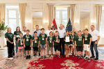 Landeshauptmann Mario Kunasek mit den Schülern der 4. Klasse der Volksschule Frauenberg, die das Landesfinale der Kindersicherheitsolympiade „SAFETY-Tour“ für sich entscheiden konnten. © Land Steiermark/Binder; bei Quellenangabe honorarfrei