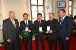 LH-Stv. Hermann Schützenhöfer und LH Franz Voves (re.) überreichten an das Schwarzenegger-Museum-Team Christian Baha, Helmut Gombocz und Peter Urdl das Goldene Ehrenzeichen (v.l.)