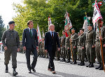 Militärkommandant Zöllner, LH Voves und BM Klug (v.l.) bei der Abnahme der Ehrenparade