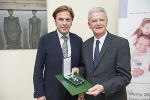 LH Voves und Präsident Rotschädl mit dem Großen Goldenen Ehrenzeichen