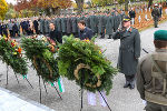 Bgm. Siegfried Nagl, LH Franz Voves und Militärkommandant Heinz Zöllner (v.l.) legten gemeinsam Kränze zum Gedenken nieder.