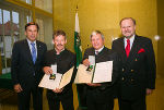 LH Franz Voves, Hans Stieg, Lawinenkommission Pürgg/Trautenfels, Franz Tackner, Lawinenkommission Hohentauern und Kurt Kalcher, Leiter der Abteilung für Katastrophenschutz, bei der Ehrenzeichenverleihung in der Orangerie (v. l.)