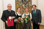Im Beisein seiner Gattin Monika und Tochter Alexandra überreichte LH Franz Voves dem ehemaligen Leiter der BH Bruck das Große Ehrenzeichen