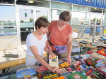 Die Tierschutzombudsfrau Barbara Fiala-Köck (links) betreute selbst einen Stand beim Tierschutzflohmarkt.