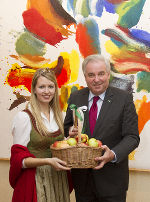 Apfelkönigin Anna-Maria I. überreichte Landeshauptmann Hermann Schützenhöfer einen Korb mit steirischen Äpfeln