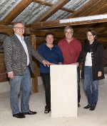Baumeister Michael Bartl (li.) und Simone Skalicki (re.) mit dem Ehepaar Christine und Ary Van der Stel im neu gedämmten Dachboden