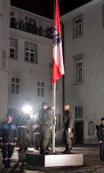 Die österrichische Flagge wurde im Grazer Burghof gehisst. © Bilder: Land Steiermark/Robert Binder; Verwendung bei Quellenangabe honorarfrei