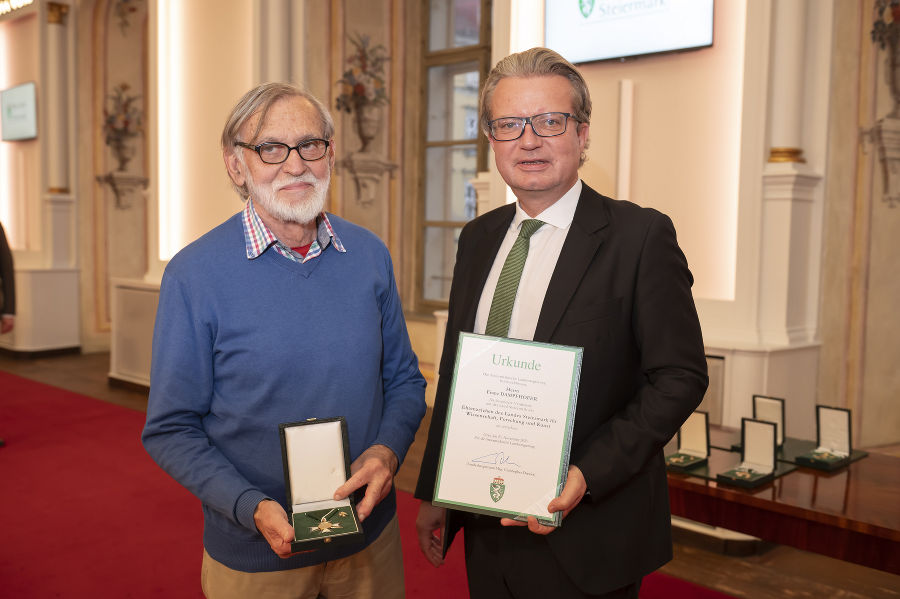 LH Christopher Drexler zeichnete Franz Dampfhofer (l.) mit dem Ehrenzeichen des Landes Steiermark für Wissenschaft, Forschung und Kunst aus.