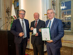 Goldenes Ehrenzeichen des Landes Steiermark: Franz Halbedl aus Graz mit LH Christopher Drexler (l.) und LH-Stv. Anton Lang (r.)