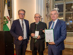 Goldenes Ehrenzeichen des Landes Steiermark: Nikolaus Koller aus Graz mit LH Christopher Drexler (l.) und LH-Stv. Anton Lang (r.)