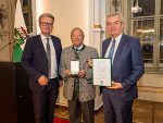 Goldenes Ehrenzeichen des Landes Steiermark: Heinz Kürzl aus Ligist mit LH Christopher Drexler (l.) und LH-Stv. Anton Lang (r.)