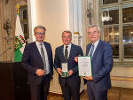 Goldenes Ehrenzeichen des Landes Steiermark: Alexander Pongratz aus Graz mit LH Christopher Drexler (l.) und LH-Stv. Anton Lang (r.)