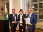 Goldenes Ehrenzeichen des Landes Steiermark: Raimund Rath (Jess Robin) aus Graz mit LH Christopher Drexler (l.) und LH-Stv. Anton Lang (r.)