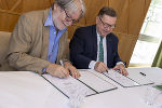 Landesrat Werner Amon und Vorstandsvorsitzender Hannes Galter (v.r.) unterzeichneten die „Steirische Erklärung der Erwachsenenbildung".