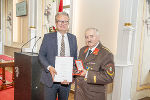 Ehren-Hauptbrandinspektor Markus Freydl (Freiwilligen Feuerwehr Gressenberg) wurde von LH Christopher Drexler das Silberne Verdienstzeichen der Republik Österreich überreicht.