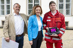 ASP-Übung in Graz: Landesveterinärdirektor Peter Eckhardt und LR Simone Schmiedtbauer mit einem Mitarbeiter des Rot-Kreuz-Drohnenteams.