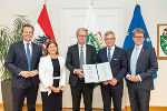 Unterzeichneten in der Grazer Burg die Absichtserklärung für das Bauprogramm am LKH-Universitätsklinikum Graz: LR Karheinz Kornhäusl, LR Doris Kampus, LH Christopher Drexler, Finanzminister Magnus Brunner und Wissenschaftsminister Martin Polaschek (v.l.).