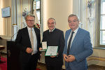 LH Christopher Drexler und Anton Lang (r.) mit Günther Ebenschweiger, der das Goldene Ehrenzeichen des Landes Steiermark überreicht bekam.