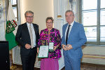 LH Christopher Drexler (l.) und Anton Lang (r.) mit Manuela Holowaty, die das Goldene Ehrenzeichen des Landes Steiermark überreicht bekam.