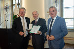 LH Christopher Drexler (l.) und Anton Lang (r.) mit Alfred Ferstl, der das Goldene Ehrenzeichen des Landes Steiermark überreicht bekam.