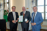 LH Christopher Drexler (l.) und Anton Lang (r.) mit Ernst Grabenwarter, der das Goldene Ehrenzeichen des Landes Steiermark überreicht bekam.