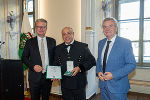 LH Christopher Drexler (l.) und Anton Lang (r.) mit Josef Gritz, der das Goldene Ehrenzeichen des Landes Steiermark überreicht bekam.