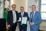 LH Christopher Drexler (l.) und LH-Stv. Anton Lang (r.) mit Friedrich Hinterschweiger, der das Goldene Ehrenzeichen des Landes Steiermark überreicht bekam.