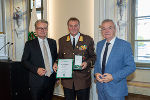 LH Christopher Drexler (l.) und Anton Lang (r.) mit Walter Kletztenbauer, der das Goldene Ehrenzeichen des Landes Steiermark überreicht bekam.