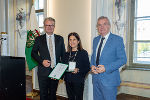 LH Christopher Drexler (l.) und Anton Lang (r.) mit Jale Melzer-Tükel, die das Goldene Ehrenzeichen des Landes Steiermark überreicht bekam.