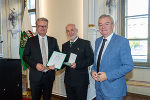 LH Christopher Drexler (l.) und Anton Lang (r.) mit Rudolf Mürzl, der das Goldene Ehrenzeichen des Landes Steiermark überreicht bekam.