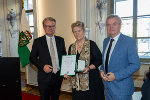 LH Christopher Drexler (l.) und Anton Lang (r.) mit Roswitha Orac-Stipperger, die das Goldene Ehrenzeichen des Landes Steiermark überreicht bekam.