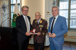 LH Christopher Drexler (l.) und Anton Lang (r.) mit Rudolf Petschl, der das Goldene Verdienstzeichen der Republik Österreich überreicht bekam.