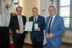 LH Christopher Drexler (l.) und Anton Lang (r.) mit Claus Repnik, der das Goldene Ehrenzeichen des Landes Steiermark überreicht bekam.