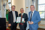 LH Christopher Drexler (l.) und LH-Stv. Anton Lang mit Rudolf Schwarz, der das Goldene Ehrenzeichen des Landes Steiermark überreicht bekam.