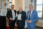 LH Christopher Drexler (l.) und LH-Stv. Anton Lang mit Franz Tschermoneg, der das Goldene Ehrenzeichen des Landes Steiermark überreicht bekam.