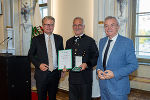 LH Christopher Drexler (l.) und LH-Stv. Anton Lang mit Andreas Werner, der das Goldene Ehrenzeichen des Landes Steiermark überreicht bekam.