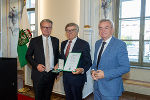 LH Christopher Drexler (l.) und LH-Stv. Anton Lang mit Gerhard Wohlmuth, der das Goldene Ehrenzeichen des Landes Steiermark überreicht bekam.