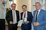 LH Christopher Drexler (l.) und LH-Stv. Anton Lang mit Erich Wolf, der das Goldene Ehrenzeichen des Landes Steiermark überreicht bekam.