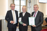 LH Christopher Drexler (l.) und LH-Stv. Anton Lang (r.) überreichten das Große Ehrenzeichen des Landes Steiermark an Konrad Frey