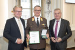 LH Christopher Drexler (l.) und LH-Stv. Anton Lang (r.) überreichten das Große Ehrenzeichen des Landes Steiermark an Erwin Grangl