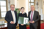 LH Christopher Drexler (l.) und LH-Stv. Anton Lang (r.) überreichten das Große Ehrenzeichen des Landes Steiermark an die Nichte von Trautgundis Kaiba, die die Auszeichnung in Vertretung in Empfang nahm