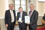 LH Christopher Drexler (l.) und LH-Stv. Anton Lang (r.) überreichten das Große Ehrenzeichen des Landes Steiermark an Hilarion Petzold