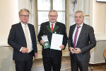 LH Christopher Drexler (l.) und LH-Stv. Anton Lang (r.) überreichten das Große Ehrenzeichen des Landes Steiermark an Manfred Pfandl