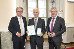 LH Christopher Drexler (l.) und LH-Stv. Anton Lang (r.) überreichten das Große Ehrenzeichen des Landes Steiermark an Günther Erich Klein